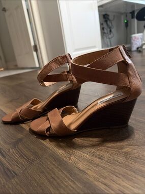 Steve Madden Tan Brown Strappy Wedge Sandals size 8